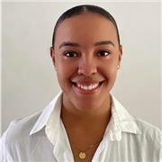 Psicopedagoga imparte clase de refuerzos en niños de 5 a 12 años